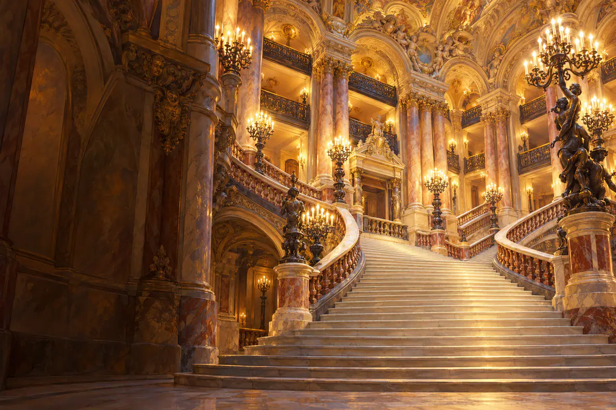 Grand escalier de l’Opéra Garnier à Paris en contre-plongée, marbres polychromes, candélabres et dorures